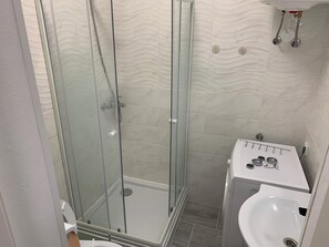 Standard Studio | Bathroom