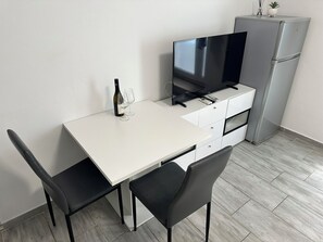 Standard-studio | Ruokailu omassa huoneessa