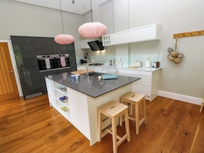 Dishwasher, cookware/dishes/utensils