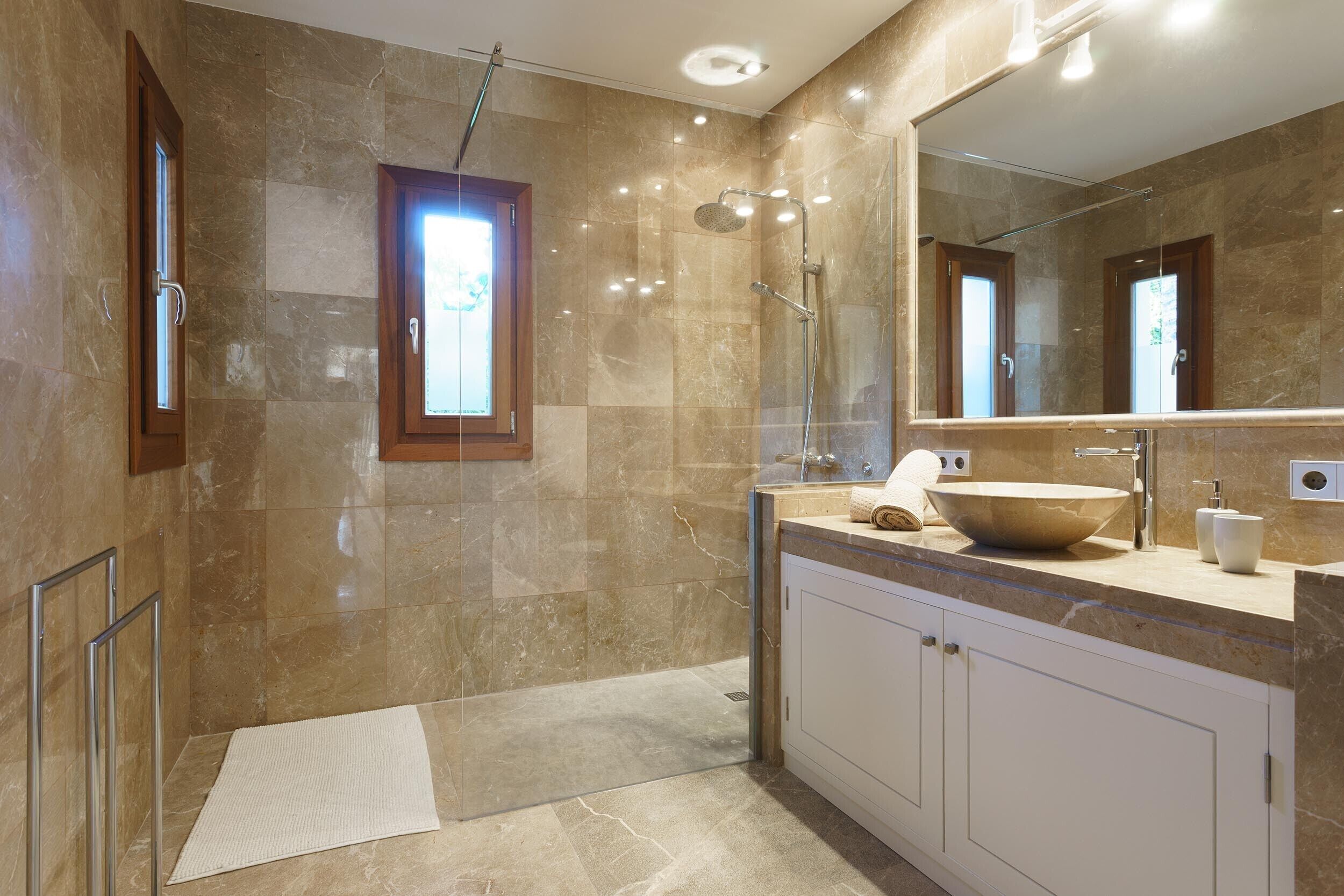 Een douche, een haardroger, handdoeken