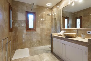 Shower, hair dryer, towels - Villa 'Llenaire' with Mountain View, Wi-Fi and Air Conditioning (Illes Balears)