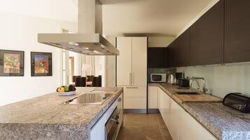 Frigorífico, microondas, horno y placa de cocina
