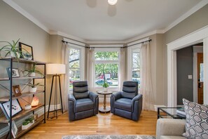 Hus, flere senger, terrasse, hageutsikt (Harrison Main - #2206 ) | Innvendig