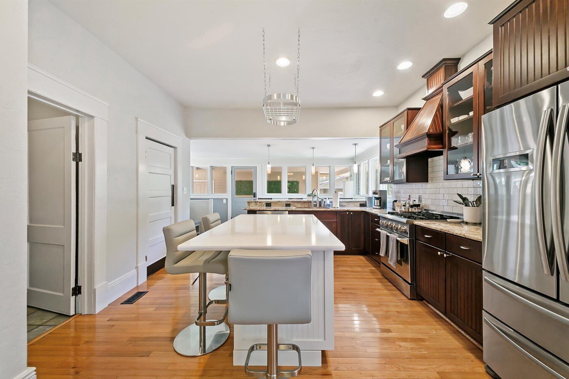 Casa, varias camas, patio, vista al jardín (Harrison Main - #2206 ) | Cocina privada | Refrigerador, microondas, horno y parrilla de estufa 