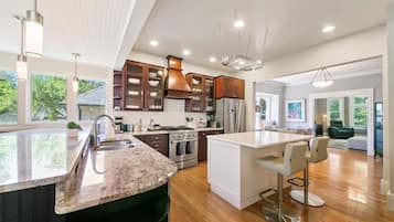 Casa, varias camas, patio, vista al jardín (Harrison Main - #2206 ) | Cocina privada | Refrigerador, microondas, horno y parrilla de estufa