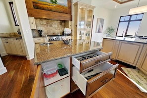 House, Multiple Beds, Balcony, Garden View (Wild Horse - #4800) | Private kitchen | Fridge, microwave, oven, stovetop