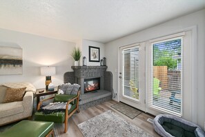 Condo, Multiple Beds, Patio, Garden View (Morris Hill - #3614) | Interior