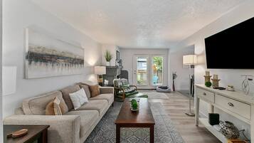 Condo, varias camas, patio, vista al jardín (Morris Hill - #3614) | Interior