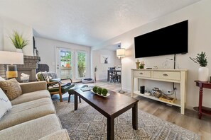 Condo, Multiple Beds, Patio, Garden View (Morris Hill - #3614) | Interior