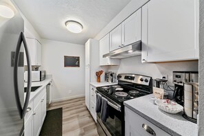 Condo, Berbilang Katil, Patio, Garden View (Morris Hill - #3614) | Dapur peribadi | Peti sejuk, ketuhar gelombang mikro, ketuhar, dapur