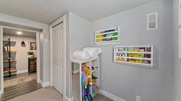 House, Multiple Beds, Hot Tub, Garden View (Jefferson - #1302) | Laundry