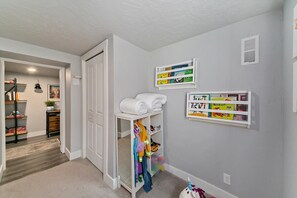 House, Multiple Beds, Hot Tub, Garden View (Jefferson - #1302) | Laundry