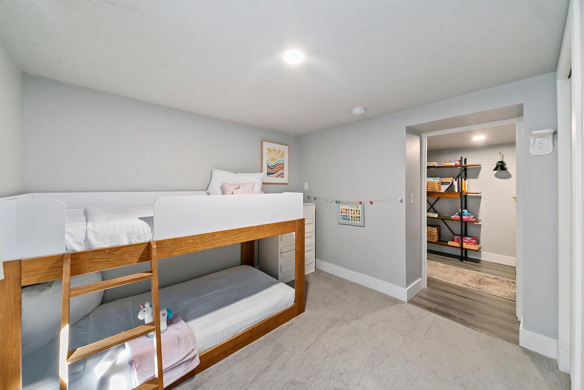 4 عدّة غرف نوم وبديكورات فريدة لكل غرفة وطراز فريد لكل وحدة