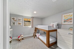 House, Multiple Beds, Hot Tub, Garden View (Jefferson - #1302) | 4 bedrooms, individually decorated, individually furnished, bed sheets