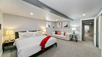 House, Multiple Beds, Hot Tub, Garden View (Jefferson - #1302) | 4 bedrooms, individually decorated, individually furnished, bed sheets