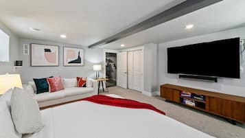 House, Multiple Beds, Hot Tub, Garden View (Jefferson - #1302) | Living room | 42-inch flat-screen TV with digital channels