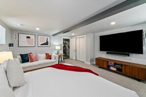 House, Multiple Beds, Hot Tub, Garden View (Jefferson - #1302) | Living room | 42-inch flat-screen TV with digital channels