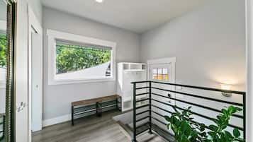 House, Multiple Beds, Hot Tub, Garden View (Jefferson - #1302) | Balcony