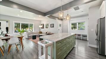 House, Multiple Beds, Hot Tub, Garden View (Jefferson - #1302) | Interior