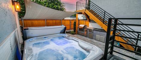 Nhà, nhiều giường, bồn tắm nước nóng, quang cảnh vườn (Jefferson - #1302) | Bồn tắm spa riêng