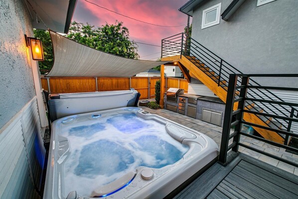 Huis, meerdere bedden, hot tub, uitzicht op tuin (Jefferson - #1302) | Privéspabad