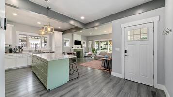 House, Multiple Beds, Hot Tub, Garden View (Jefferson - #1302) | Private kitchen | Fridge, microwave, oven, stovetop