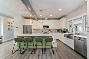 House, Multiple Beds, Hot Tub, Garden View (Jefferson - #1302) | Private kitchen | Fridge, microwave, oven, stovetop