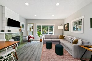 House, Multiple Beds, Hot Tub, Garden View (Jefferson - #1302) | Interior