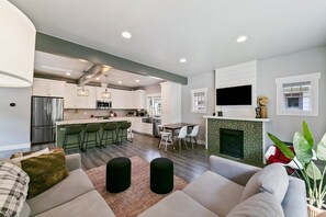 Huis, meerdere bedden, hot tub, uitzicht op tuin (Jefferson - #1302) | Interieur