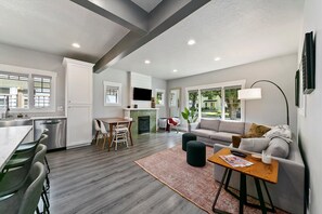 House, Multiple Beds, Hot Tub, Garden View (Jefferson - #1302) | Interior
