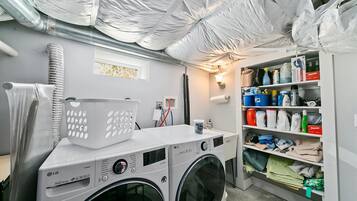 House, Multiple Beds, Hot Tub, Garden View (Jefferson - #1302) | Laundry