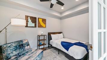 House, Multiple Beds, Hot Tub, Garden View (Jefferson - #1302) | 4 bedrooms, individually decorated, individually furnished, bed sheets