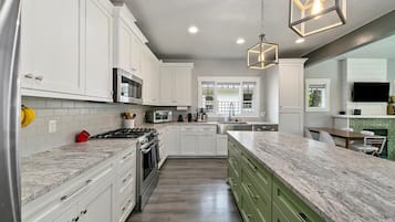 House, Multiple Beds, Hot Tub, Garden View (Jefferson - #1302) | Private kitchen | Fridge, microwave, oven, stovetop