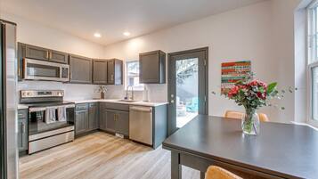 Huis, Meerdere bedden, terras, uitzicht op tuin (23rd - #2344) | Privékeuken | Een koelkast, een microgolfoven, een oven, een kookplaat