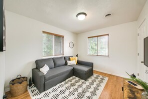 Casa, varias camas, patio, vistas al jardín (Grant - #1229) | Zona de estar | Televisión de pantalla plana de 42 pulgadas con canales digitales