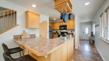 House, Multiple Beds, Patio, Garden View (Grant - #1229) | Private kitchen | Fridge, microwave, oven, stovetop