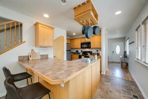 House, Multiple Beds, Patio, Garden View (Grant - #1229) | Private kitchen | Fridge, microwave, oven, stovetop