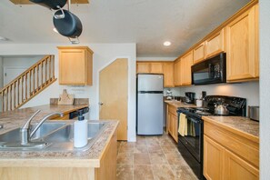 House, Multiple Beds, Patio, Garden View (Grant - #1229) | Private kitchen | Fridge, microwave, oven, stovetop