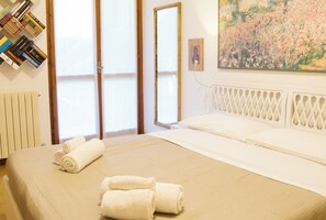 Tabla de planchar con plancha, wifi gratis y ropa de cama