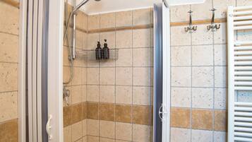 Douche, articles de toilette (gratuits), séchoir à cheveux