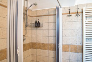 Een douche, gratis toiletartikelen, een haardroger, handdoeken