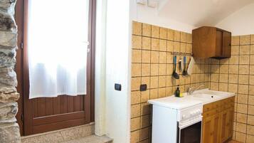 Kühlschrank, Ofen, Herdplatte, Wasserkocher mit Kaffee-/Teezubehör