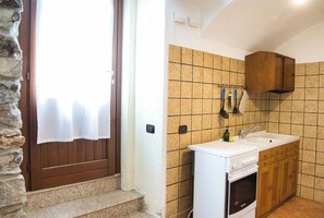 Fridge, oven, stovetop, coffee/tea maker