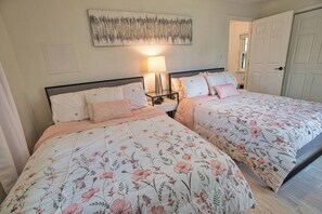 3 habitaciones, tabla de planchar con plancha, wifi y ropa de cama 