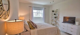 Modern Charming 3-bedroom Cozy House 4 min From Englewood Beach