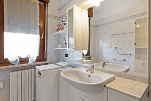 Dusche, Haartrockner, Handtücher