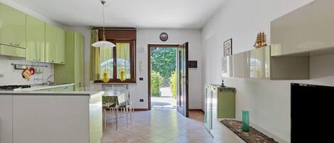 Jääkaappi, mikroaaltouuni, uuni, liesi