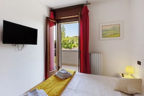 1 habitación, tabla de planchar con plancha, wifi y ropa de cama
