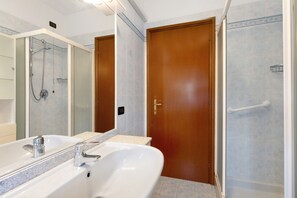 Shower, hair dryer, towels - Apartment 'Athena' with Private Garden, Wi-Fi and Air Conditioning (Castelnuovo del Garda)