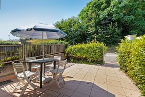 Outdoor dining - Apartment 'Athena' with Private Garden, Wi-Fi and Air Conditioning (Castelnuovo del Garda)